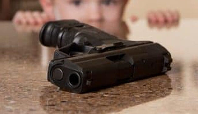 Bebé de 2 años se MATA al manipular PISTOLA que encontró en su casa