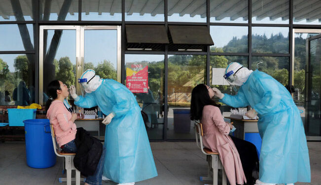 Amenaza a China nueva ola de contagios de COVID-19; autoridades se preparan