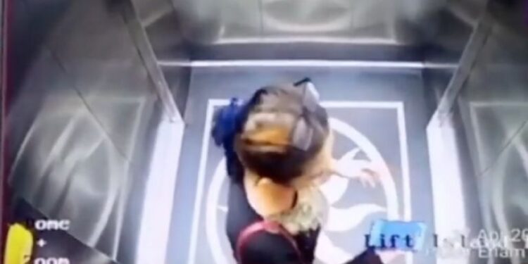 Video. Mujer MUERE al caer de elevador; cámara captó su horrible final