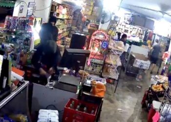 Video. ¡De película!, “empistolados” asaltan tiendita, pero el dueño va tras ellos