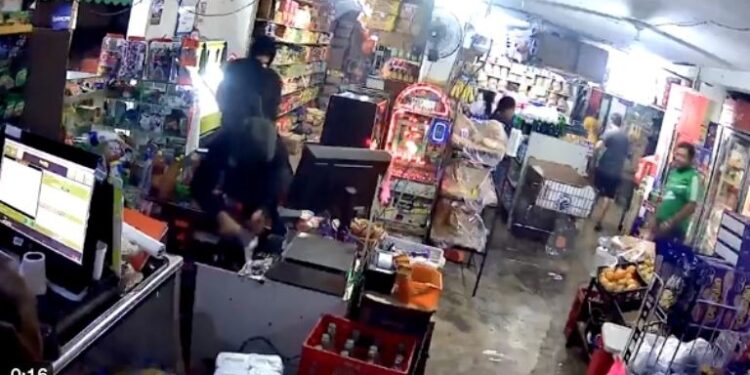 Video. ¡De película!, “empistolados” asaltan tiendita, pero el dueño va tras ellos