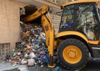Salvan con grúa a sujeto 250 kilos que cayó y se atascó en la basura de su casa