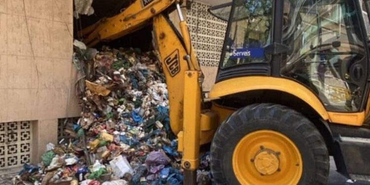 Salvan con grúa a sujeto 250 kilos que cayó y se atascó en la basura de su casa