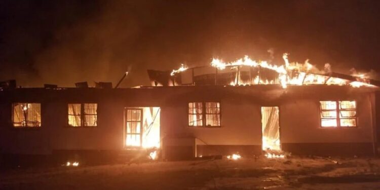 Niña es sospechosa de causar incendio donde 19 compañeritos murieron en Guyana