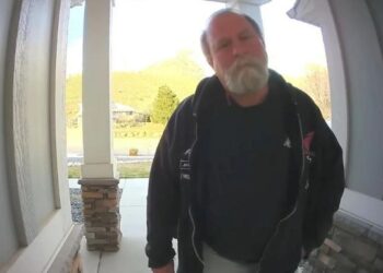 Video. Espantosa visita: viaja solo para tocar a la puerta de su hermano y matarlo