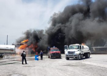 Bombero resulta LESIONADO al atender el brutal INCENDIO de pipas en Matamoros