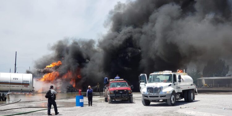 Bombero resulta LESIONADO al atender el brutal INCENDIO de pipas en Matamoros