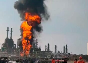 Video. ¡EXPLOSIÓN en refinería de PEMEX desata infierno en Oaxaca!