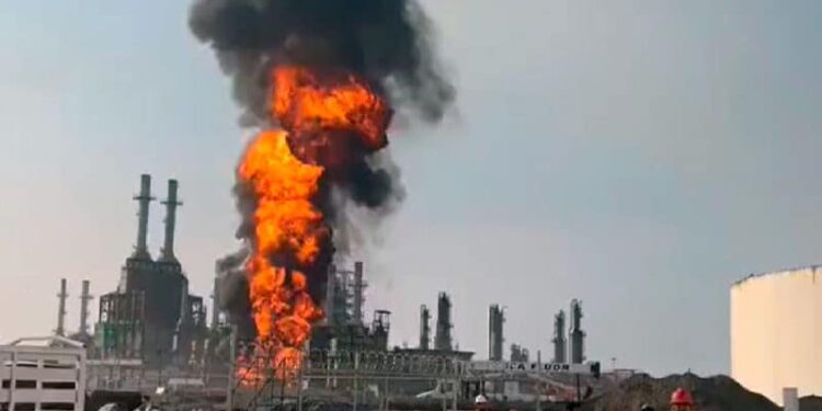 Video. ¡EXPLOSIÓN en refinería de PEMEX desata infierno en Oaxaca!