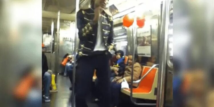 Video. Ex marine ASFIXIA y MATA a un imitador de Michael Jackson en el Metro