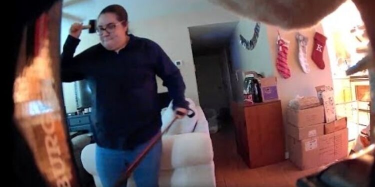 Video. Despiadada mujer GOLPEA brutalmente a su perrita y es detenida