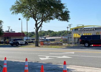MATA a su mamá y a su abuela, luego va a un McDonalds y se suicida