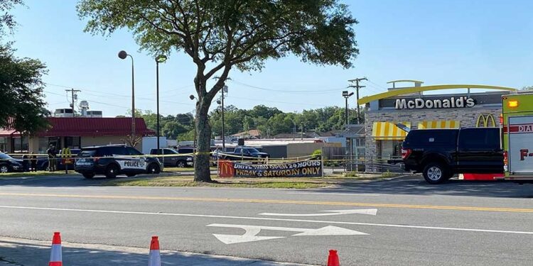 MATA a su mamá y a su abuela, luego va a un McDonalds y se suicida