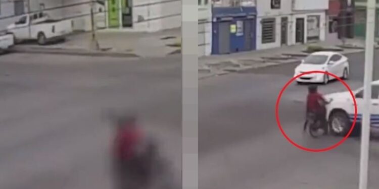 Video. Patrulla ARROLLA a hermanitos de 13 y 17 años; uno MURIÓ