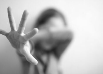Juego perverso: niños ABUSAN sexualmente de COMPAÑERITA y lo graban
