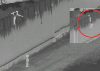 Video. Momento en que avientan a NIÑO de 4 años desde MURO fronterizo