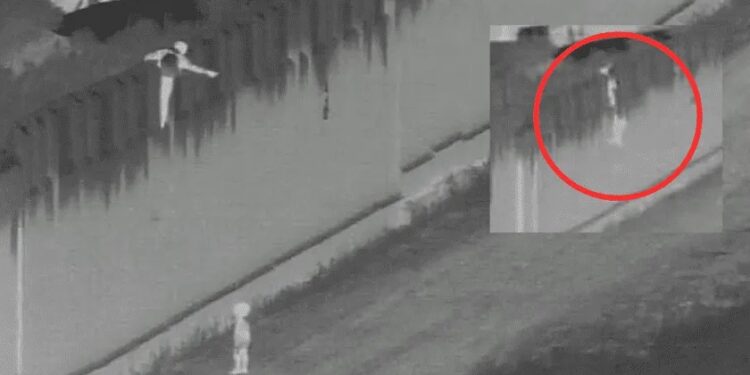 Video. Momento en que avientan a NIÑO de 4 años desde MURO fronterizo