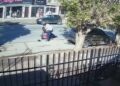 Video. ¡Héroe!, con «patada voladora» defiende a ancianito de un asaltante