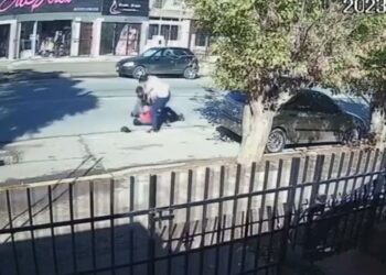 Video. ¡Héroe!, con «patada voladora» defiende a ancianito de un asaltante