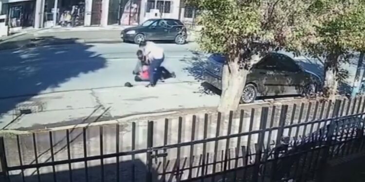 Video. ¡Héroe!, con «patada voladora» defiende a ancianito de un asaltante