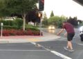 ¡Amable hombre ayudaba a PATITOS a cruzar la calle y MUERE atropellado!
