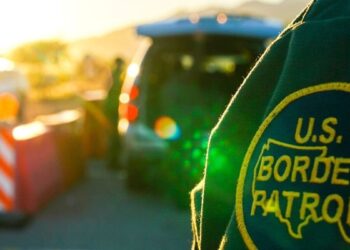 Abandonan en carretera a NIÑA y a BEBÉ de tan solo unos meses; son migrantes