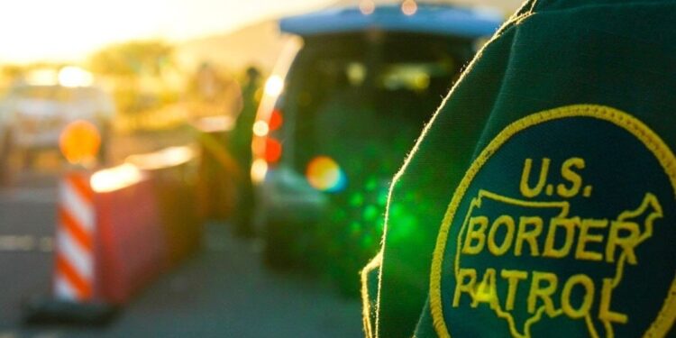 Abandonan en carretera a NIÑA y a BEBÉ de tan solo unos meses; son migrantes