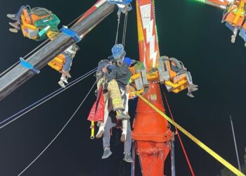 ¡JUEGO mecánico falla y 24 personas quedan ATASCADAS en los aires!