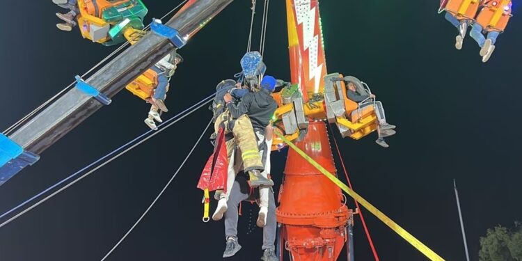 ¡JUEGO mecánico falla y 24 personas quedan ATASCADAS en los aires!