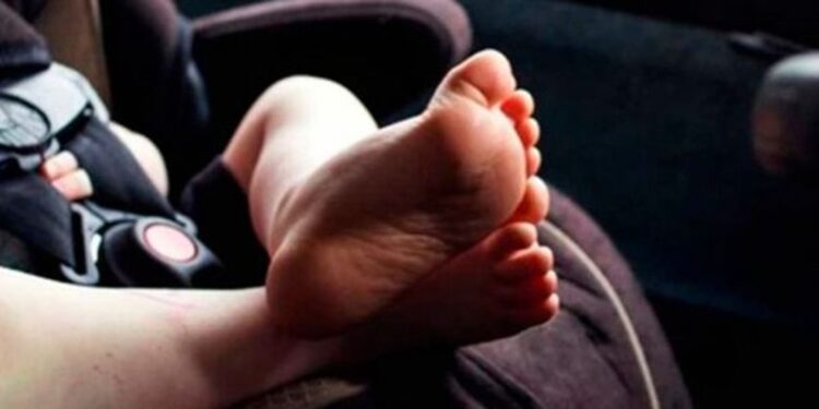 BEBÉ es “olvidado” 9 horas dentro del auto y MUERE por horrible calor