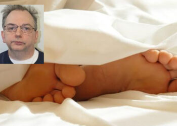 Despierta y sorprende al gerente de su hotel, ¡chupándole los pies!