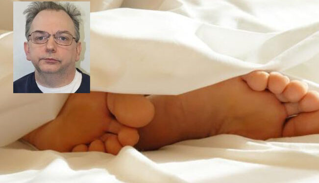 Despierta y sorprende al gerente de su hotel, ¡chupándole los pies!