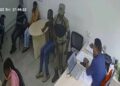 Video. Policía dispara y MATA a empleado de financiera al conocer su DEUDA