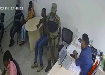 Video. Policía dispara y MATA a empleado de financiera al conocer su DEUDA