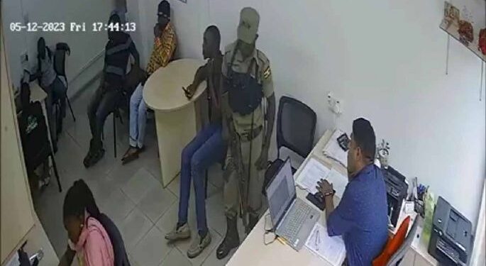 Video. Policía dispara y MATA a empleado de financiera al conocer su DEUDA