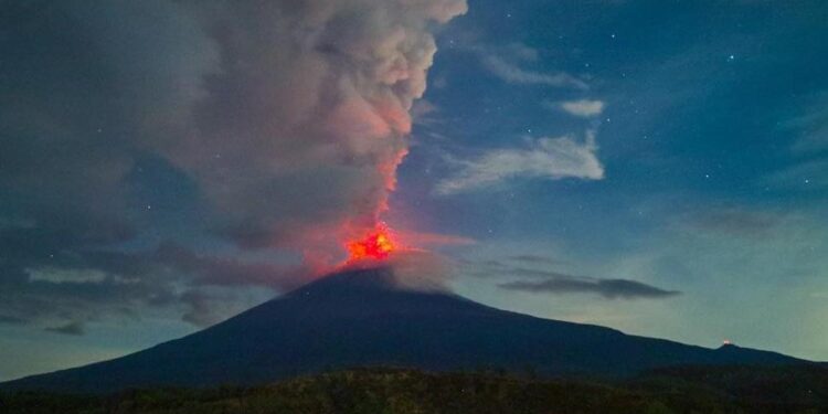 Rescatan a imprudente alpinista que subió al Popocatépetl y quedó atrapado