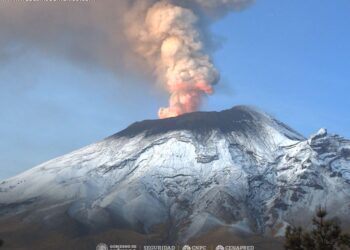Todo México atento al Popocatépetl por 2 explosiones y “terremotos volcánicos” durante el día