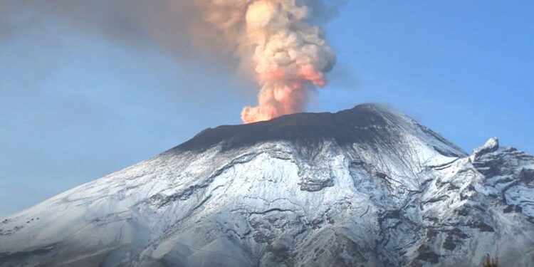 Todo México atento al Popocatépetl por 2 explosiones y “terremotos volcánicos” durante el día