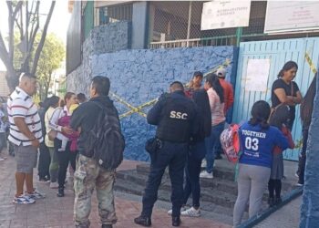Padres intentan ATACAR a NIÑO acusado de ABUSAR de 4 compañeritos de la primaria