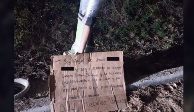 «Soy ratero»: furiosos vecinos emplayan a ladrón en un poste para exhibirlo
