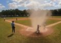 Video. ¡Impresionante!, torbellino atrapa a un niño durante partido de béisbol