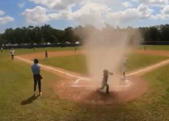 Video. ¡Impresionante!, torbellino atrapa a un niño durante partido de béisbol