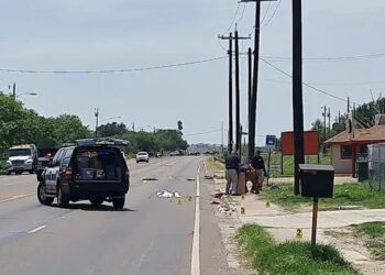 Video. Desquiciado arrolla a migrantes en Texas; reportan 8 muertos