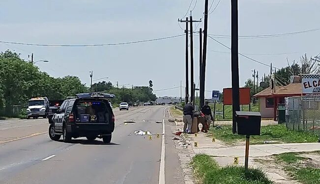 Video. Desquiciado arrolla a migrantes en Texas; reportan 8 muertos