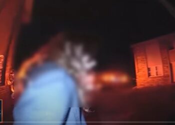 Video. “¡Lo siento!”, niña de 12 años, llora ante la policía tras matar a su hermanito