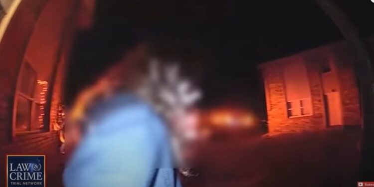 Video. “¡Lo siento!”, niña de 12 años, llora ante la policía tras matar a su hermanito