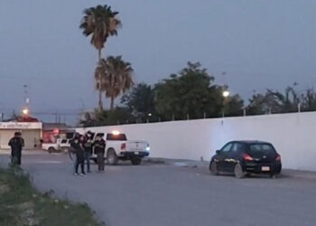 Sangriento hallazgo: localizan 2 cadáveres putrefactos en un auto en Reynosa