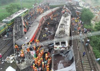 Video. Horror en la India: choque de trenes deja más de ¡200 MUERTOS Y 900 LESIONADOS!