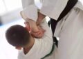 Pequeño MUERE su 1er día de artes marciales al ser GOLPEADO por el instructor