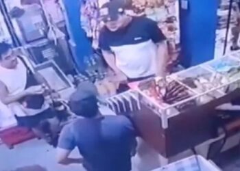 Video. Intenta huir de asaltante, pero ¡lo ASESINA por la espalda a tiros!